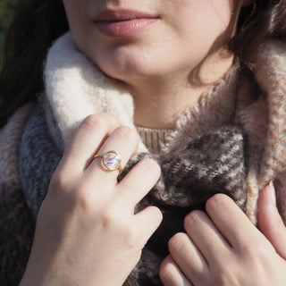 Bague en acier inoxydable doré à l'or fin réglable en confettis de bleuet - bijou vraies fleurs Clermont