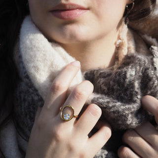 Bague dorée en myosotis bleu sur fond blanc - bijoux en vraies fleurs à Clermont-Ferrand