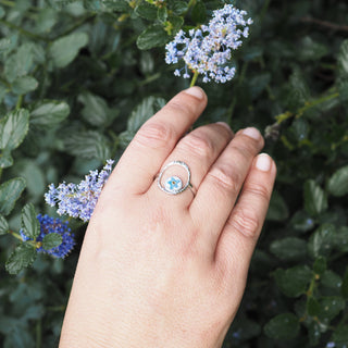 Bague réglable en acier inoxydable argentée myosotis bleu sur fond blanc - Bijou vraie fleur Clermont