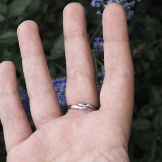 Bague réglable en acier inoxydable argentée myosotis bleu sur fond blanc - bijou porté arrière de l'anneau