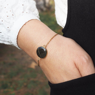 Bracelet chaine fine dorée avec de la trame blanche de physalis sur un fond noir - bijou porté - bijou fleuri Clermont