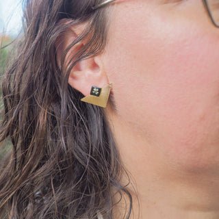 Puces d'oreille triangles en fleurs de carotte sauvages avec un fond noir - bijoux vraies fleurs Clermont