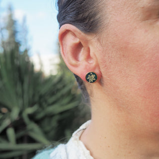 Boucles d'oreille 2 en 1 dorées pour 2 looks, les puces avec 
 les éventails en fleurs de carottes sauvage - bijou porté