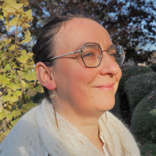 Boucles d'oreille dorées côté Soleil  avec pampilles, en fleurs de carotte - bijou porté - bijoux vraies fleurs Clermont