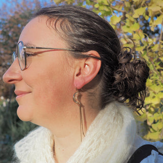 Boucles d'oreille dorées côté Lune  avec pampilles, en fleurs de carotte - bijou porté - bijoux fleurs Clermont