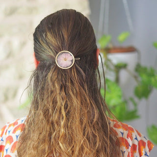 Broche à cheveux en fleur de cerisier du japon, fleur dans les tons rose, parfois violet, portée - bijou fleur