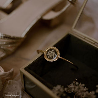 Bracelet jonc doré en fleurs de carotte sauvage - Photo d'Anais Champion - Bijou en fleurs Clermont