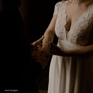 Bracelet jonc doré en fleurs de carotte sauvage - Photo d'Anais Champion 2 - Bijou vrai fleur séchées