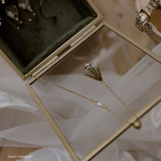 Collier en laiton doré à l'or fin avec inclusion de feuille de fougère verte - Photo d'Anais Champion - collier fleur