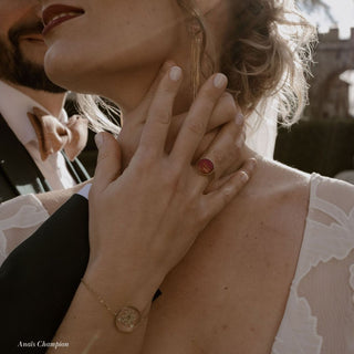 Bague en acier inoxydable doré   avec inclusion de pétale de rose - Photo d'Anais Champion - Bijou fleur