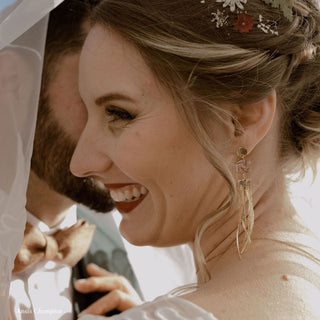 Boucles d'oreille en acier inoxydable doré avec confettis de rose et pampilles - Photo d'Anais Champion