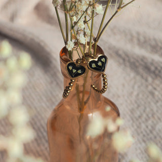 Bijou en fleurs séchées clermont - Créoles dorées avec un coeur noir et des fleurs de gypsophile - bijou vraie fleur