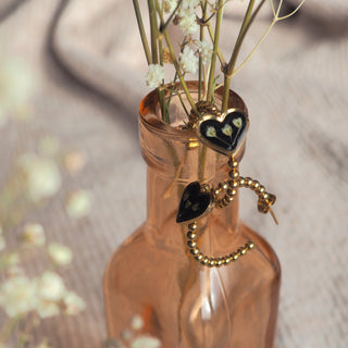 Bijou en fleurs séchées - Créoles dorées avec un coeur noir et des fleurs de gypsophile - bijou fleurs clermont
