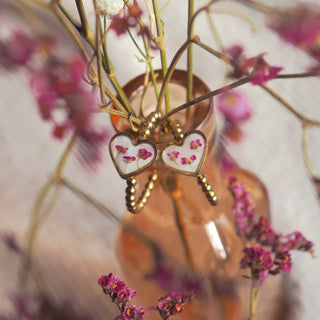 Bijou en fleurs séchées clermont - Créoles avec un coeur couleur nacre avec des fleurs d'Alysse roses