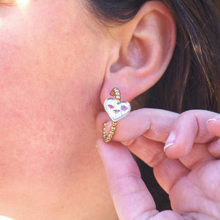 Bijou en fleurs clermont - Créoles avec un coeur couleur nacre avec des fleurs d'Alysse roses portées