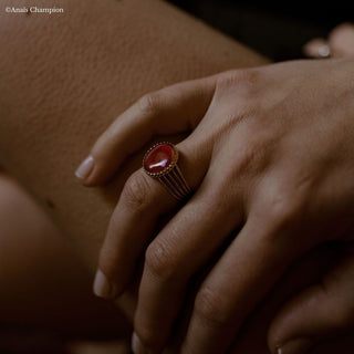 Bague dorée avec une pétale de rose rouge