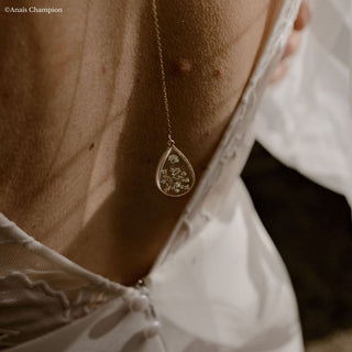 Collier de dos en acier inoxydable doré avec inclusion de fleur de carotte sauvage - Photographe Anaïs Champion