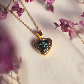 Bijou en fleurs séchées clermont - Mini médaillon doré couleur émeraude avec une fleur de carotte sauvage - collier vraie fleur