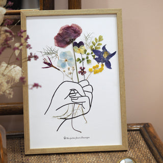 Tableau herbier personnalisable Offrir un bouquet : une main dessinée au feutre noir, tenant un bouquet de fleurs séchées