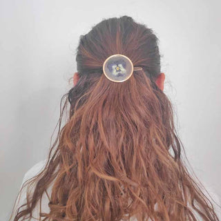 Broche de cheveux en acier inoxydable doré avec inclusion de fleur de pensée dans de la résine transparente porté - bijou fleur