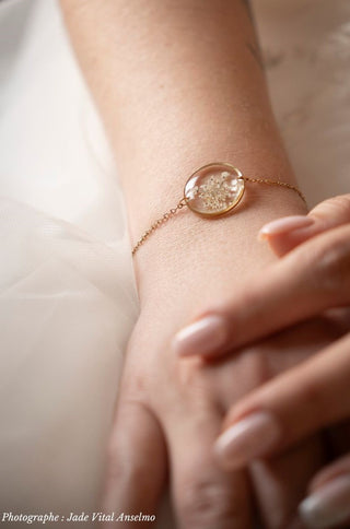 Bracelet doré en fleurs de carotte sauvage - Photographe Jade Vital Anselmo - bijou fleur