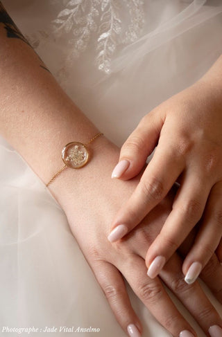 Bracelet doré en fleurs de carotte sauvage - Photographe Jade Vital Anselmo - bijou fleur