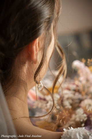 Boucles d'oreille en laiton doré à l'or fin avec inclusion de fleurs de gypsophile - Photographe Jade Vital Anselmo 1