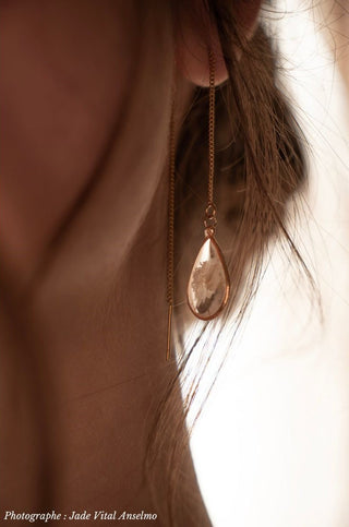 Boucles d'oreille en laiton doré à l'or fin avec inclusion de fleurs de gypsophile - Photographe Jade Vital Anselmo 2