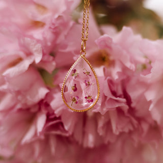 Bijou fleur clermont- Collier doré en forme de goutte avec des fleurs d'Alysse roses