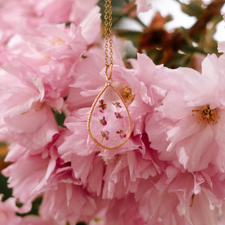 Bijou en fleurs séchées - Collier doré en forme de goutte avec des fleurs d'Alysse roses 2