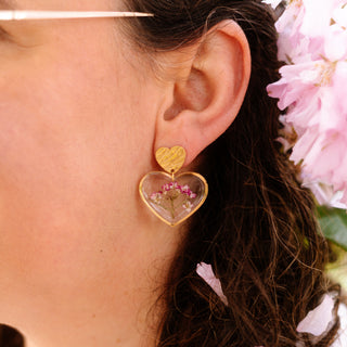 Bijou en fleurs séchées - Boucles d'oreilles en forme de coeur avec des fleurs d'alysse roses portées 3 - bijou fleur