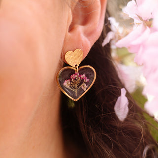 Bijou en fleurs séchées - Boucles d'oreilles en forme de coeur avec des fleurs d'alysse roses portées 1 - bijou fleur