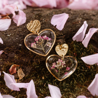 Bijou en fleurs séchées - Boucles d'oreilles en forme de coeur avec des fleurs d'alysse roses -  Bijou fleur