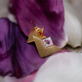 Bijou vraies fleurs clermont - Boucles d'oreilles puces triangles dorées avec une fleur d'alysse sur fond blanc 3 - bijou fleur