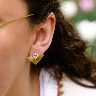 Bijou en fleurs séchées - Boucles d'oreilles puces triangles dorées avec une fleur d'alysse sur fond blanc portées 1