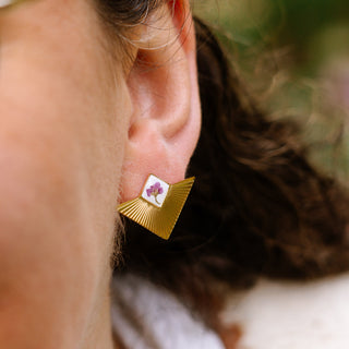 Bijou en fleurs séchées - Boucles d'oreilles puces triangles dorées avec une fleur d'alysse sur fond blanc portées 2