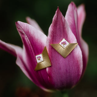 Bijou en fleurs clermont - Boucles d'oreilles puces triangles dorées avec une fleur d'alysse sur fond blanc