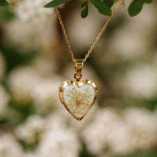 Bijou en fleurs séchées - Collier médaillon en forme de coeur en fleurs de carotte sauvage bijoux vraies fleurs à Clermont