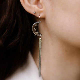 Bijou en fleurs Clermont - Boucles d'oreilles en argent lune et soleil avec des fleurs de carotte sauvage blanches
