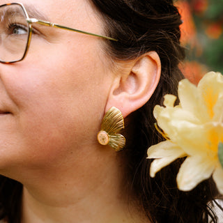Bijou clermont - Boucles d'oreilles en forme d'aile de papillon en fleurs de carotte sauvage sur fond pêche portées
