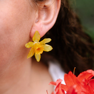 Bijou en fleurs séchées - Boucles d'oreilles en vraies fleurs de jonquilles jaunes séchées portées 1 - bijou fleur