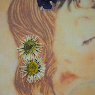 Tableau herbier - adaptation de la peinture La mère et l'enfant de Gustav Klimt avec des fleurs séchées cueillies en Auvergne 2