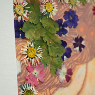 Tableau herbier - adaptation de la peinture La mère et l'enfant de Gustav Klimt avec des fleurs séchées cueillies en Auvergne 4
