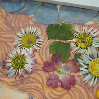 Tableau herbier - adaptation de la peinture La mère et l'enfant de Gustav Klimt avec des fleurs séchées cueillies en Auvergne 5