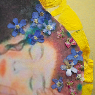 Tableau herbier - peinture Le baiser de Gustav Klimt avec des fleurs séchées cueillies en Auvergne - cadre fleurs