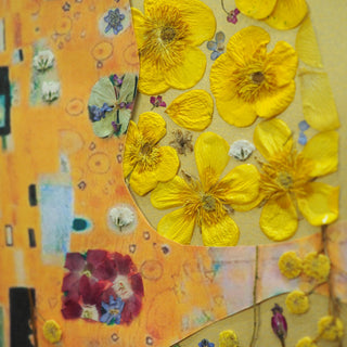 Tableau herbier - adaptation de la peinture Le baiser de Gustav Klimt avec des fleurs séchées cueillies en Auvergne 3