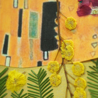 Tableau herbier - adaptation de la peinture Le baiser de Gustav Klimt avec des fleurs séchées cueillies en Auvergne 4