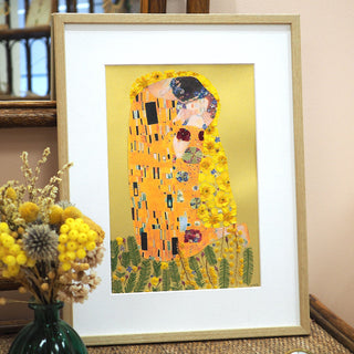 Tableau herbier peinture Le baiser de Gustav Klimt avec des fleurs séchées cueillies en Auvergne - cadre fleurs