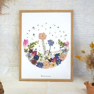 Tableau herbier en fleurs séchées aux couleurs du printemps dans les tons bleu et rose pale - cadre fleurs