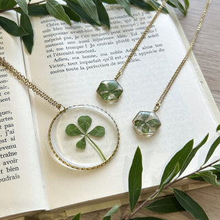 Collier sautoir doré avec un vrai trèfle à 4 feuilles avec deux petits colliers dorés trèfles à quatre feuilles